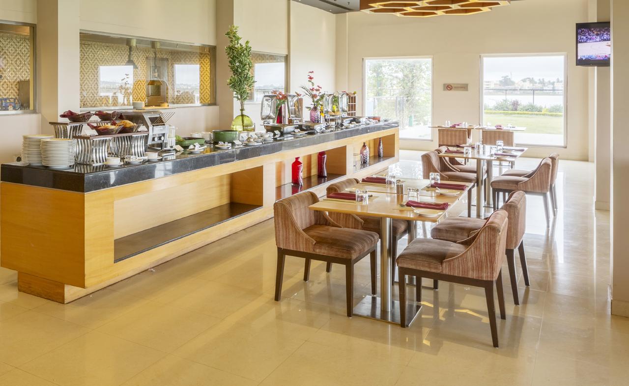 Hotel Naveen Lakeside Hubli Exterior foto