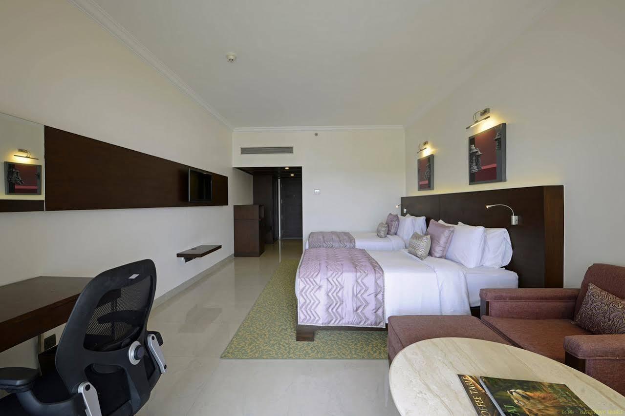 Hotel Naveen Lakeside Hubli Exterior foto